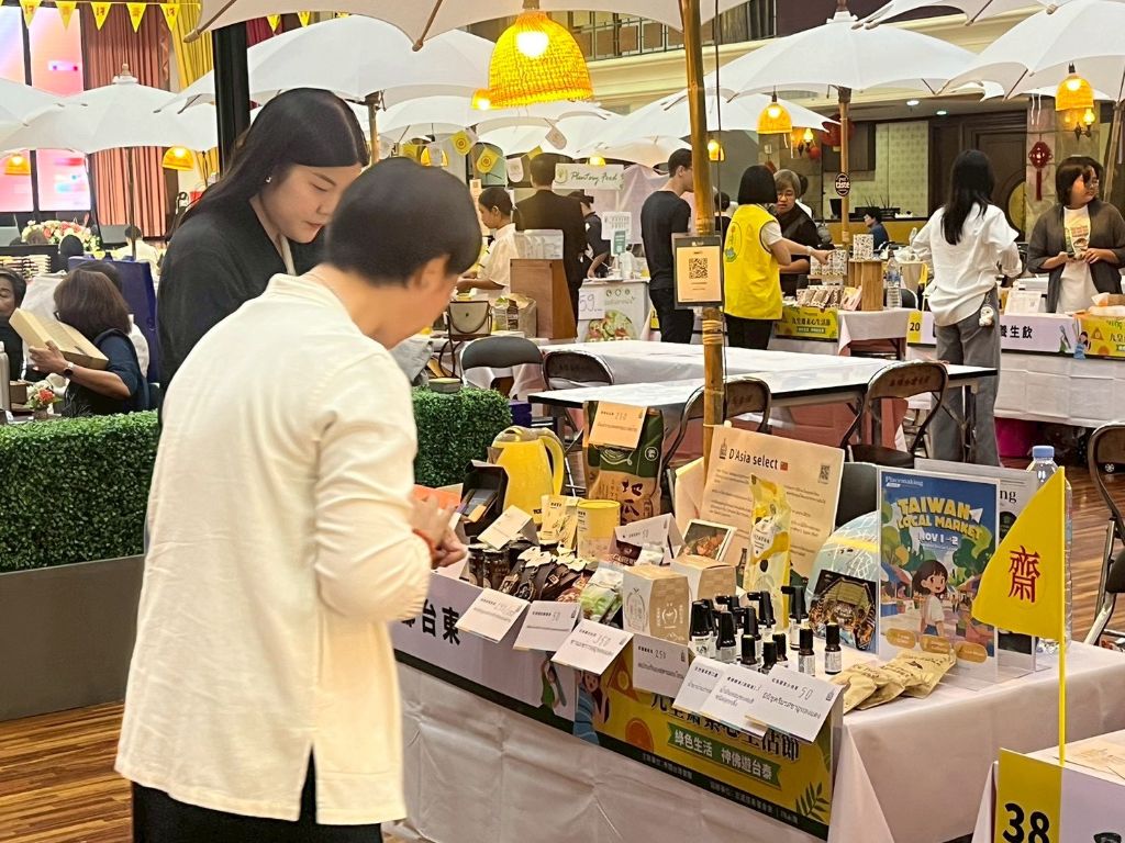 團隊親自駐點台灣好物選品展攤位，向現場消費者介紹台灣在地品牌商品
